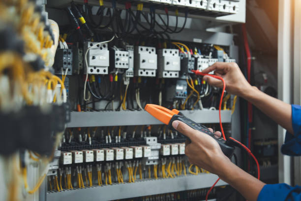 Best Licensed Electrician  in Dyersville, IA